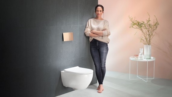 Geberit WC in the bathroom with wall in the trends colour Peach Fuzz