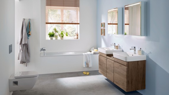 Renova bathroom with bathtub