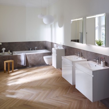 Bathroom with products from the Geberit Renova bathroom series