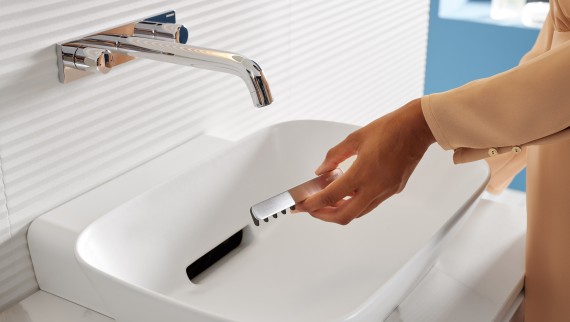 Washbasin drain with comb insert can be easily removed thanks to the magnetic bracket