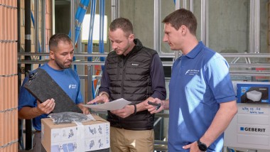 Geberit sales representative advises plumbers on the construction site