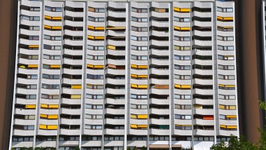 The flats are stacked close together (© lucazzitto - stock.adobe.com)