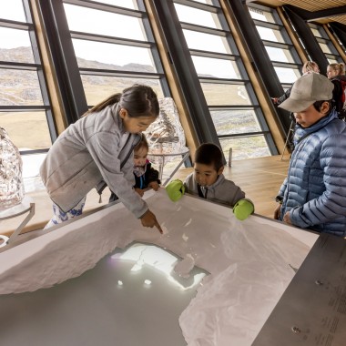 Children in the exhibition of the Icefjord Centre Ilulissat (© Adam Mørk)