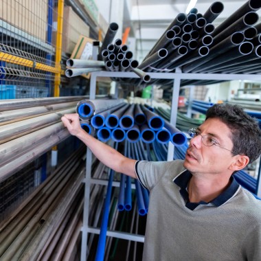 Timothy Grünberg, Co-Managing Director of the Su Marine shipyard in Istanbul, in front of a stack of Geberit Mapress CuNiFe pipes (© Mustafa Ünlü)