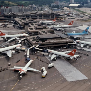 Aerial view of Terminal B in Zurich from the 1980s (© Swissair)