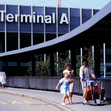 Pedestrians in front of Terminal A in 1985 (© Swissair)