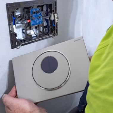 Installation of the Geberit Sigma10 actuator plate