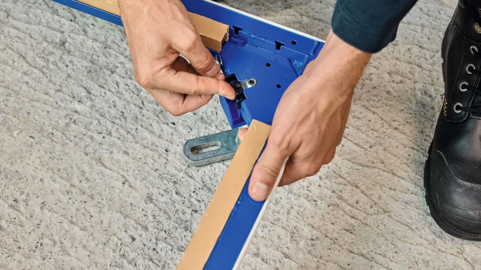 Click-in leg supports Click-in leg supports